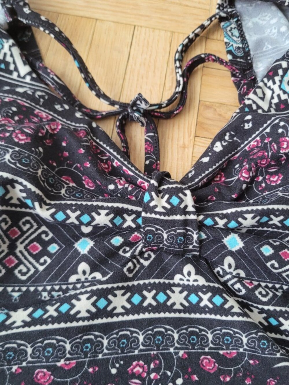 Geometric Print Ribbon Backless Slim Fit T-shirts - Picture 6 of 6